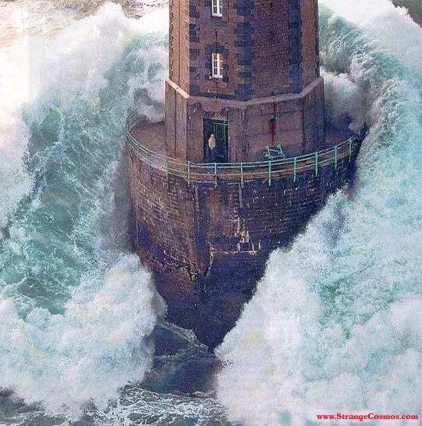 Lighthouse Wave